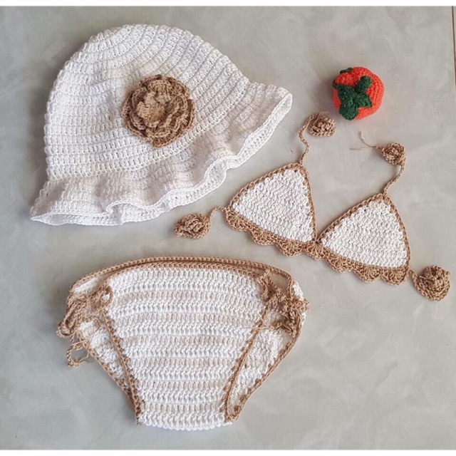 Set bikini trắng hoa be