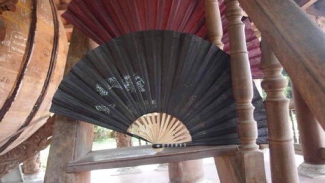 Quạt sừng giấy dó châm kim