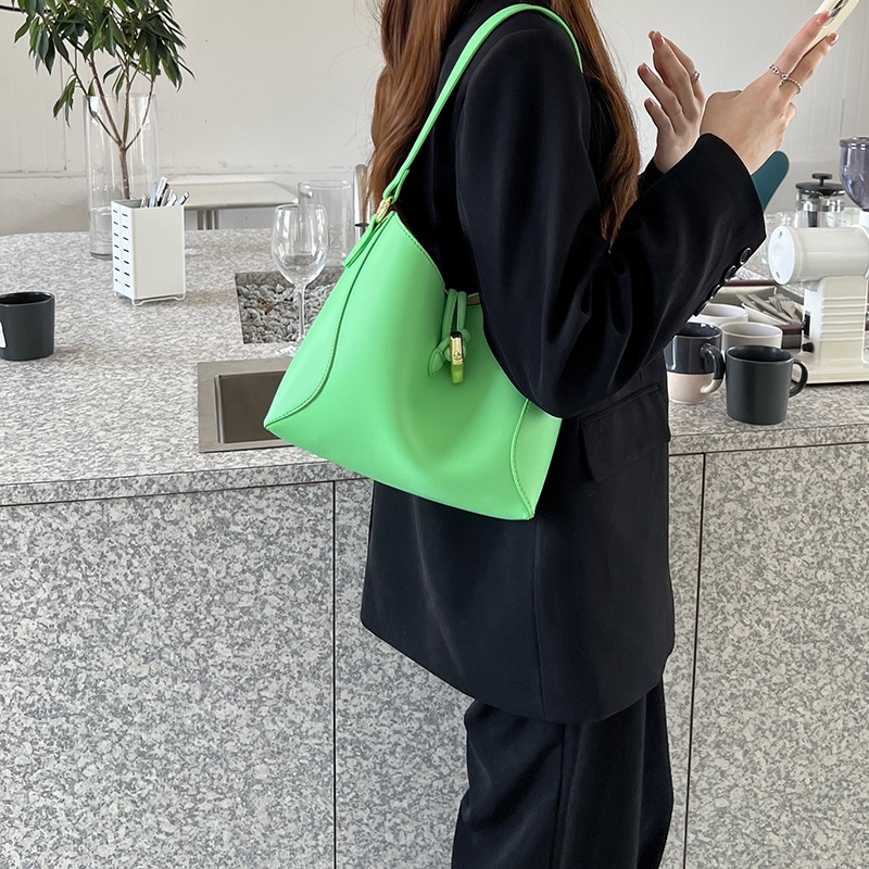 Túi đeo vai IELGY dây rút sức chứa lớn có khóa cài cho nữ