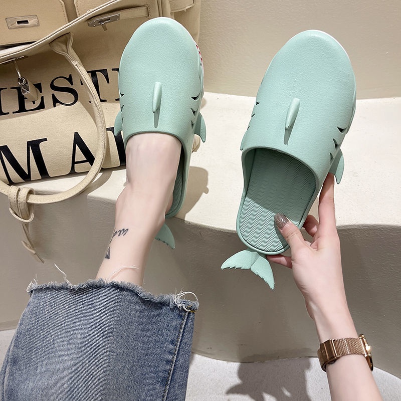 Dép hình cá mập ngộ nghĩnh cho người lớn
