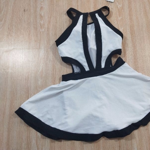 Bộ bikini liền váy trắng viền đen cho cả bé và mẹ | BigBuy360 - bigbuy360.vn