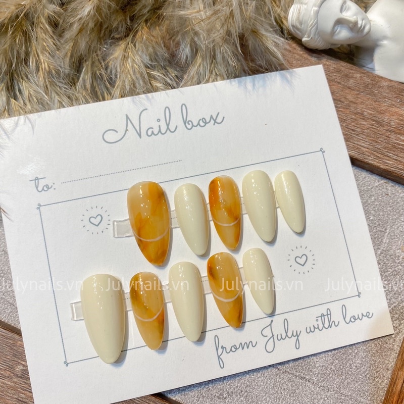 Móng úp vân đá hổ phách thiết kế tròn nhọn trắng sữa đơn giản julynails.vn nb140