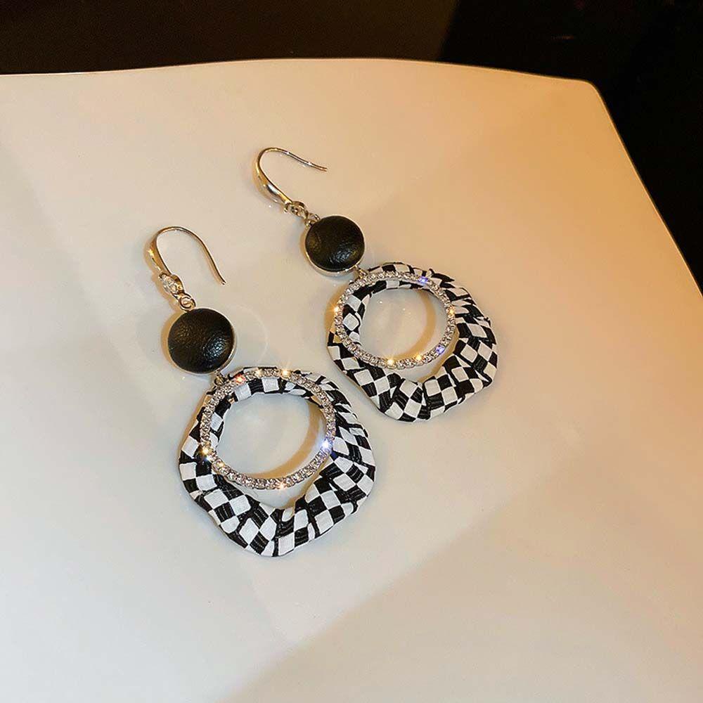 Khuyên Tai Hình Vuông Họa Tiết Kẻ Sọc Caro Trắng Đen Ngọt Ngào