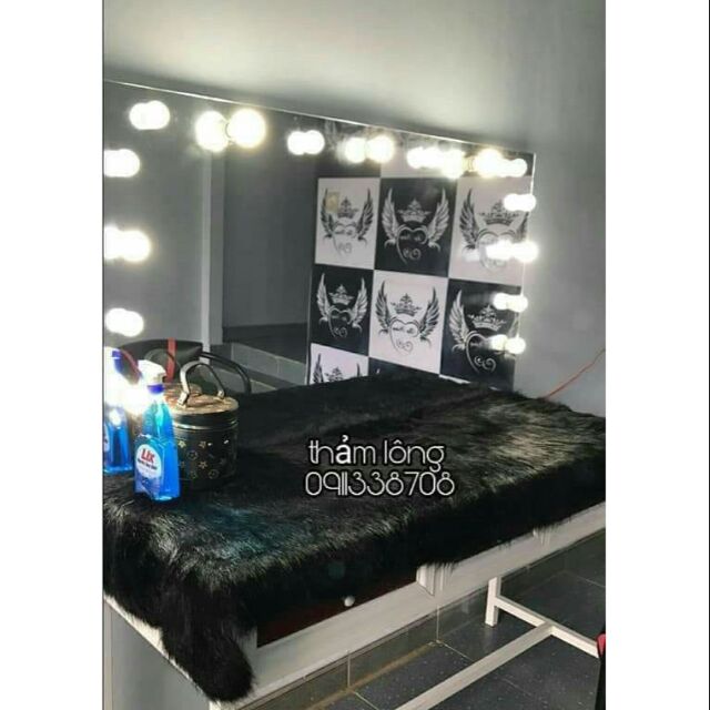 Thảm lông đen trải bàn makeup