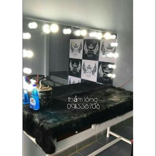 Thảm lông đen trải bàn makeup