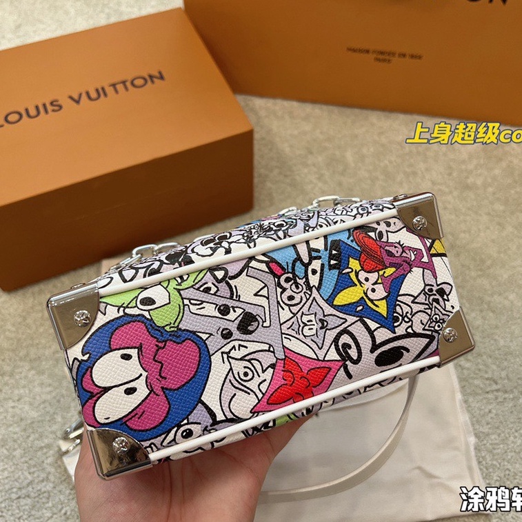 Túi đeo chéo hộp xích Louis Vuitton Trắng họa tiết LA 2022 on web fullbox