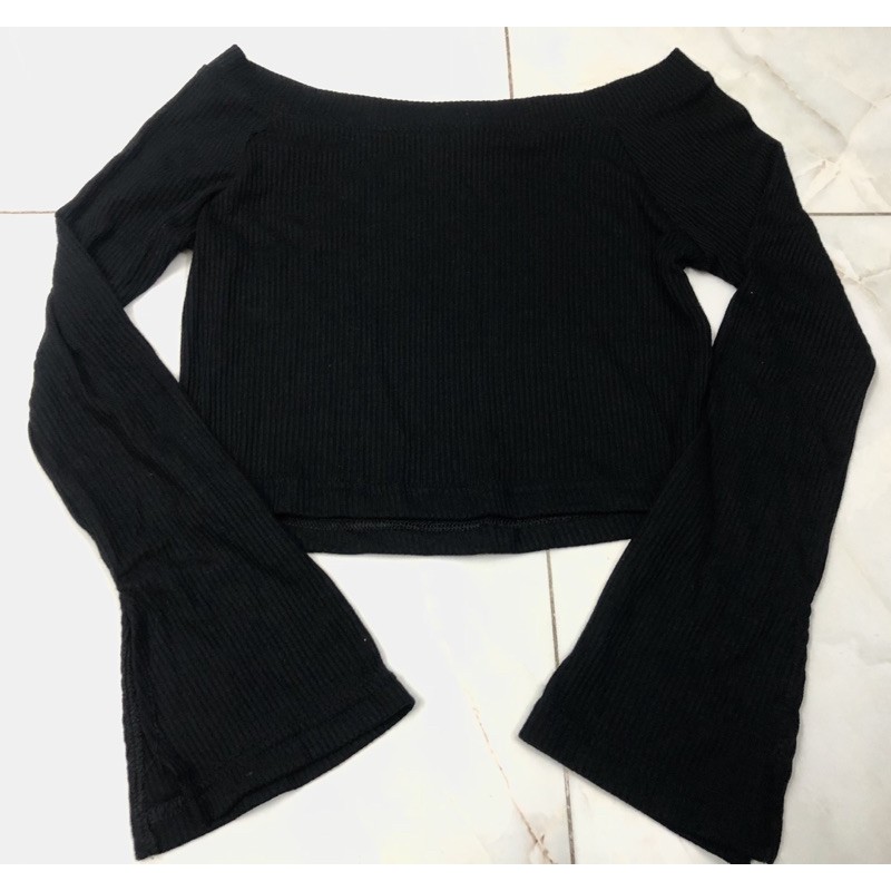 Áo croptop đen bẹt vai ta | BigBuy360 - bigbuy360.vn