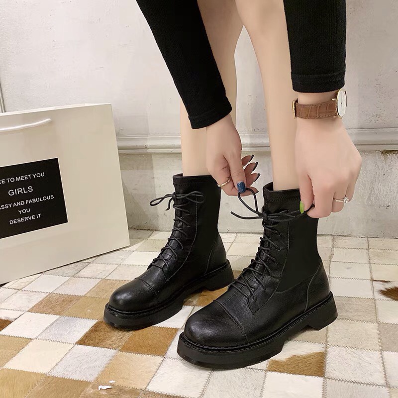 Giày boots cổ cao, có dây