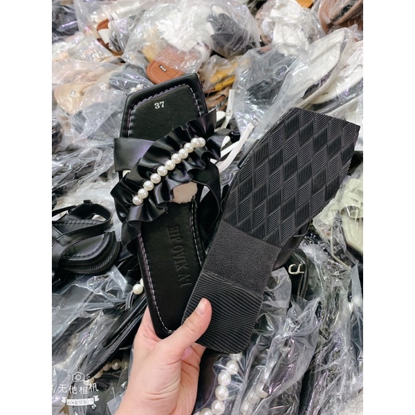 dép bệt quai chéo nhúng kèm ngọc xịn xò nền da man bao êm. nắng mưa đều mang được. cam kết như hình( hình tự chụp )