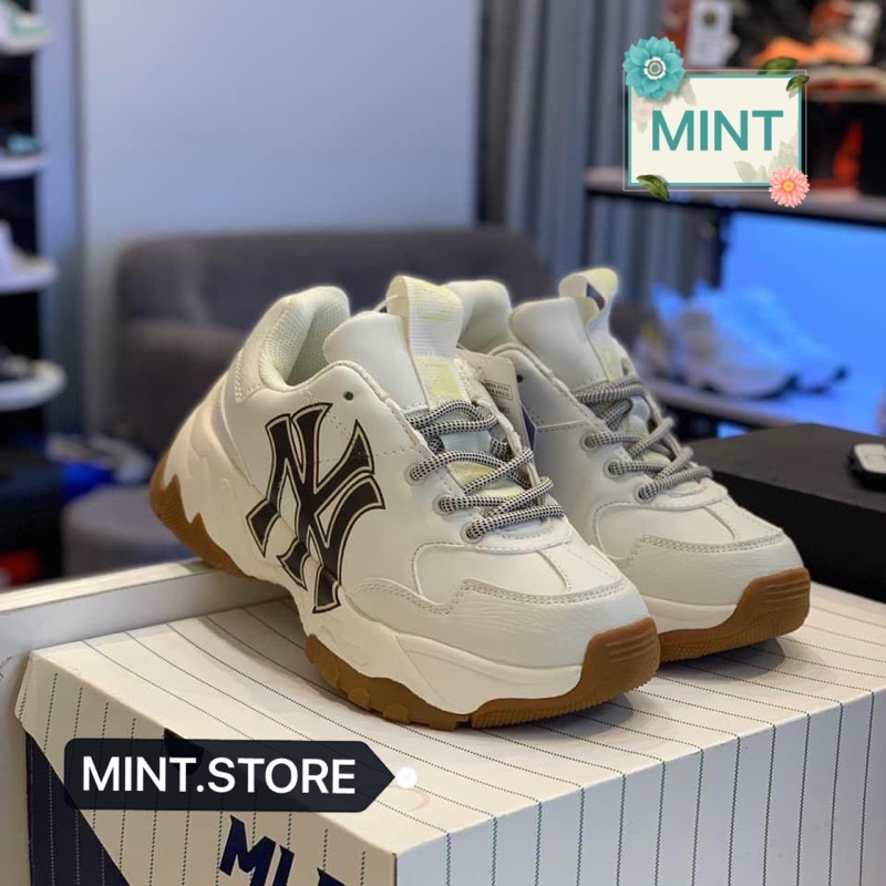 Giày Sneaker bóng chày in chữ đen đế nâu