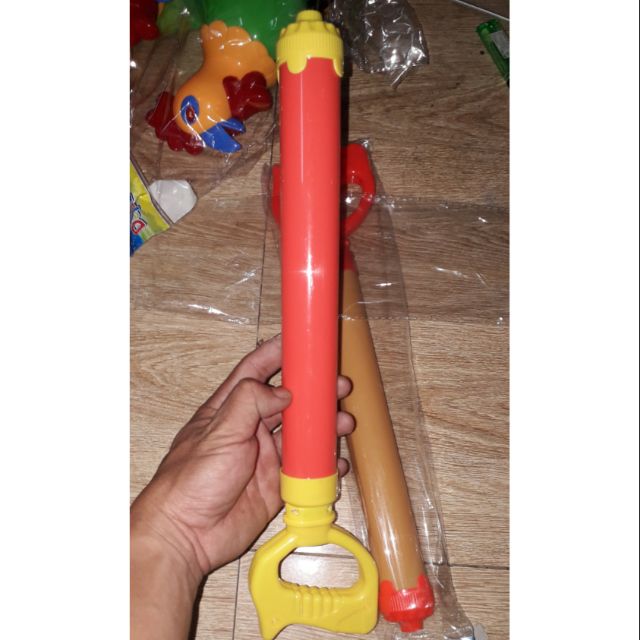 Một chiếc ống xịt nước bằng nhựa dài 36cm