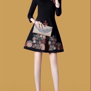 (42 - 58kg) Đầm xòe đen thêu hoa tam giác