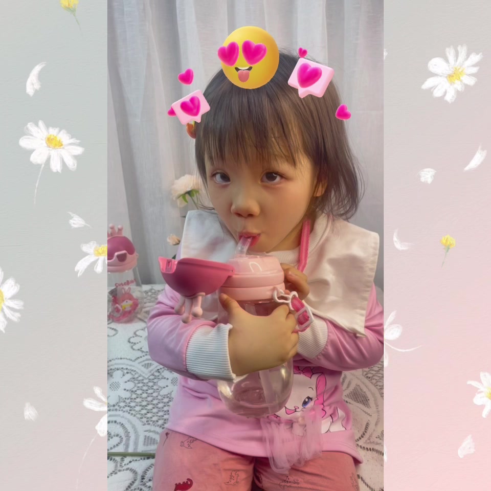 Bình uống nước trẻ em YIN hình vương miện dễ thương dung tich 560 ML có dây đeo chéo nắp bật tiện ích. | BigBuy360 - bigbuy360.vn