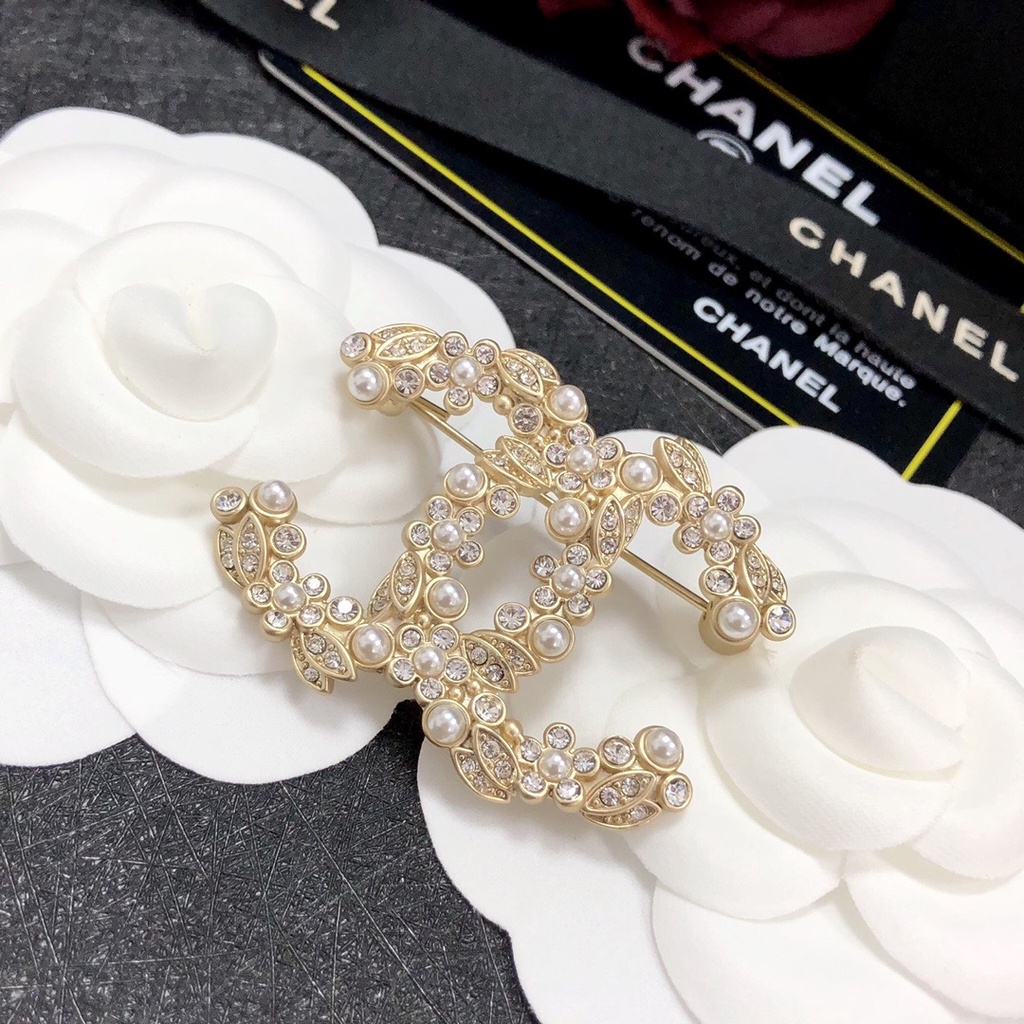 Ch Ghim Cài Áo CC Hình Hoa Lá