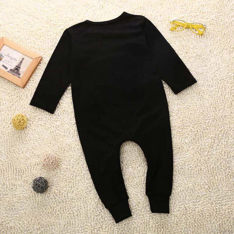 Jumpsuit cotton dài tay in chữ cho bé