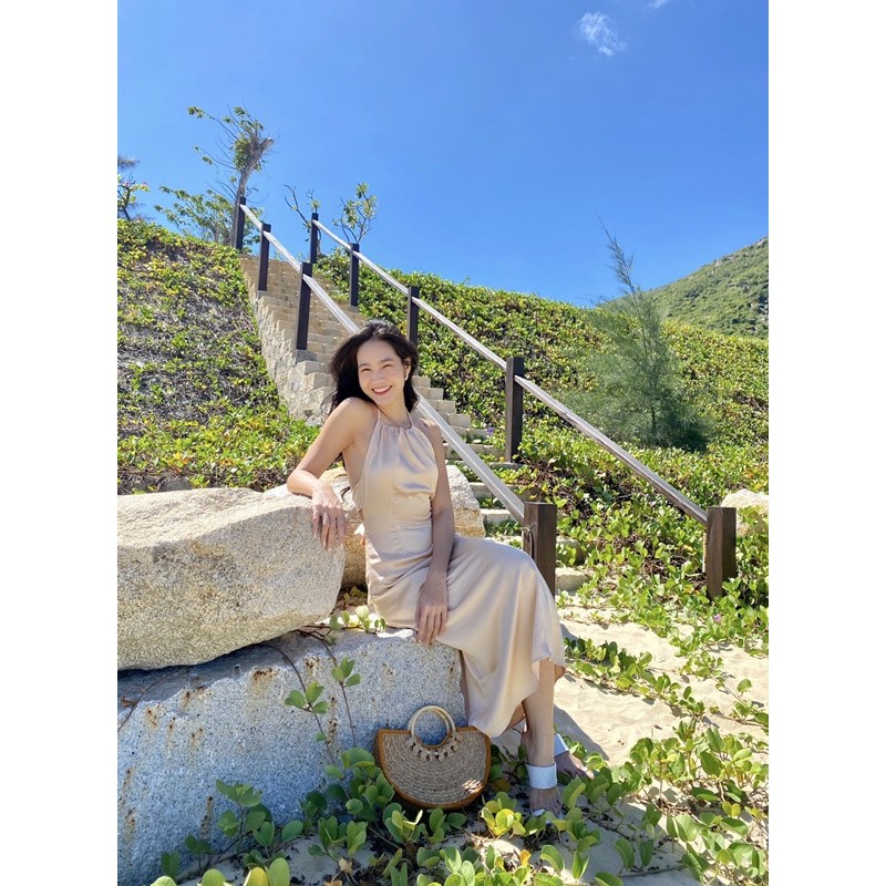 Đầm maxi cổ yếm hở lưng-lili | BigBuy360 - bigbuy360.vn