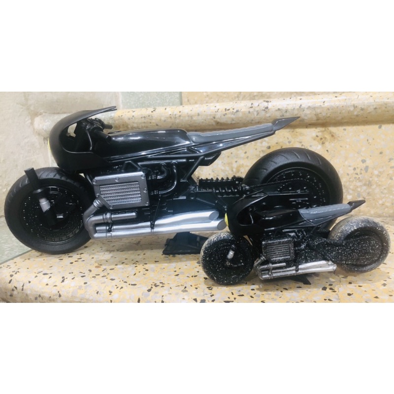 Xe Batman size lớn dài hơn 30cm và size nhỏ phiên bản dính cát