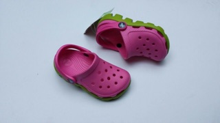 Sục crocs cho bé yêu