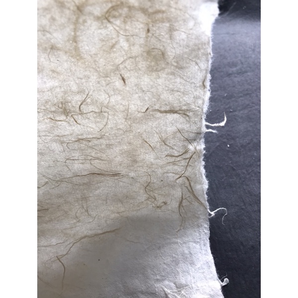 Giấy Dó Vân làm đèn hoặc viết thư pháp khổ 60x80cm với những sợi giấy thả trên bề mặt rất đẹp