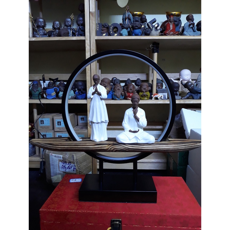 Tượng Nữ tăng nhân ngồi thiền chắp tay bái phật- Tượng tu sĩ gốm tử sa trang trí decor ghép lũa tiểu cảnh