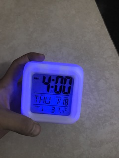 Đồng hồ báo thức đèn LED để bàn