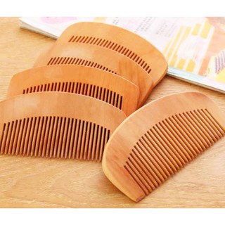 Lược gỗ bền dùng để chải tóc