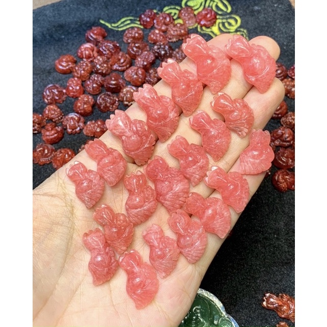 Mặt dây chuyền hồ ly đuôi vũ đá đào hoa,TA tóc đỏ thiên nhiên cao cấp có lỗ sâu