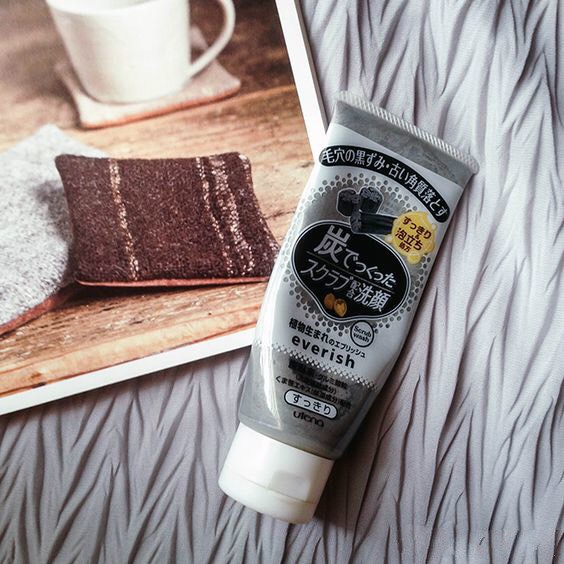 Sữa rửa mặt tẩy tế bào chết Utena Everish 135g Than hoạt tính lấy sạch những bụi bẩn luôn thoáng lỗ chân lông. | BigBuy360 - bigbuy360.vn