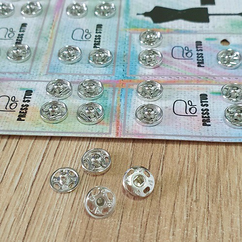 Vỉ Nút Bấm Thép Kết (May) Bằng Tay 7mm Dùng Cho May Mặc Màu Đen - Màu Trắng ( 36 nút / vỉ )