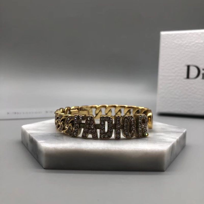 Vòng Tay Dior Kiểu Dáng Thời Trang Sang Trọng Cho Nữ