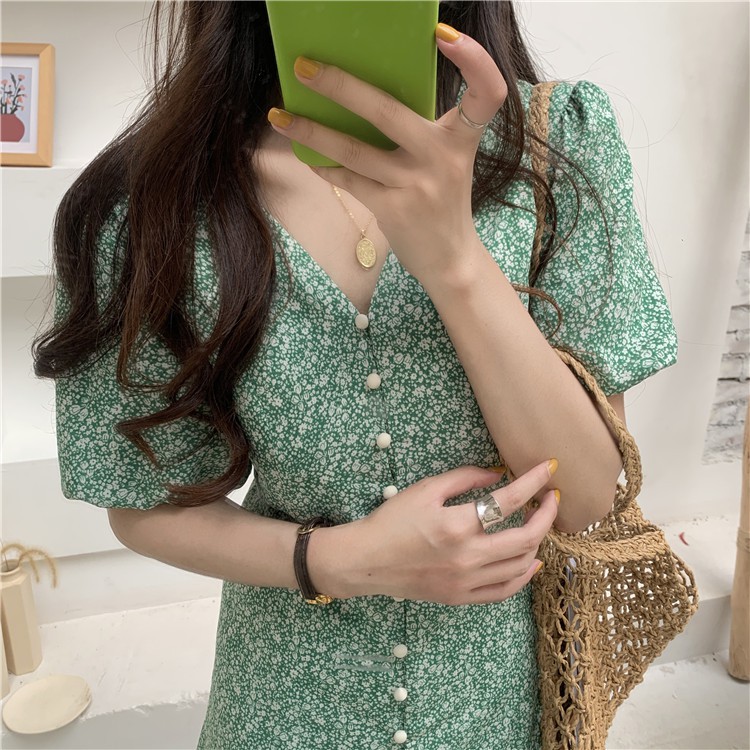 (HÀNG SẴN)Váy hoa nhí màu xanh lá retro cổ V cài dọc khuy xẻ tà style vintage Hàn Quốc mùa hè | BigBuy360 - bigbuy360.vn