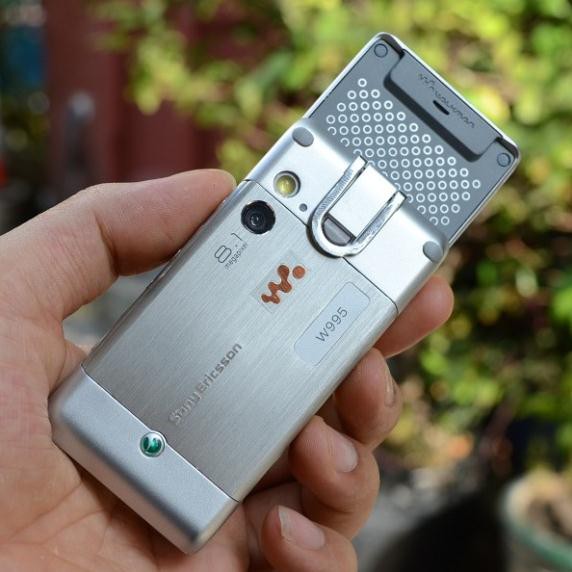 Điện Thoại Sony Ericsson W995 Nắp Trượt Vỏ Nhôm Loa To Màn hình Đẹp