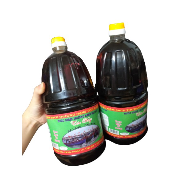 Nước mắm thượng hạng đặc sản Ba làng Tĩnh Gia hương thơm vị mặn dịu, dùng làm hàng hoặc chấm trực tiếp rất ngon