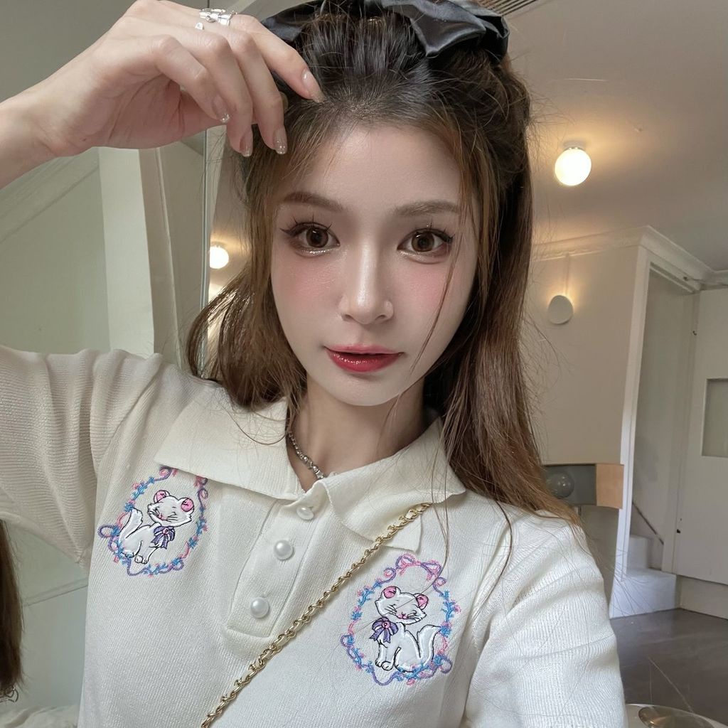 Áo sweater Tay Ngắn Cổ Bẻ Thêu Hình Mèo Dễ Thương