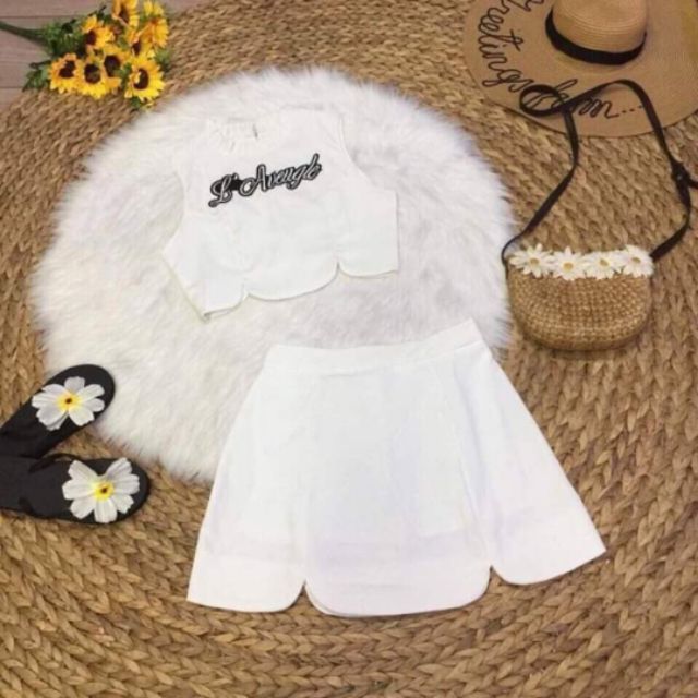 Set 3 sản phẩm cho bé gái. Gồm 1 set váy áo trắng 1 set bộ tan ngắn quần dài đen và 1 set váy trắng 