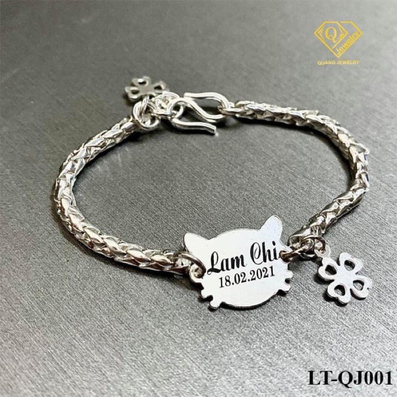 Lắc tay bạc ta khắc tên cho bé
