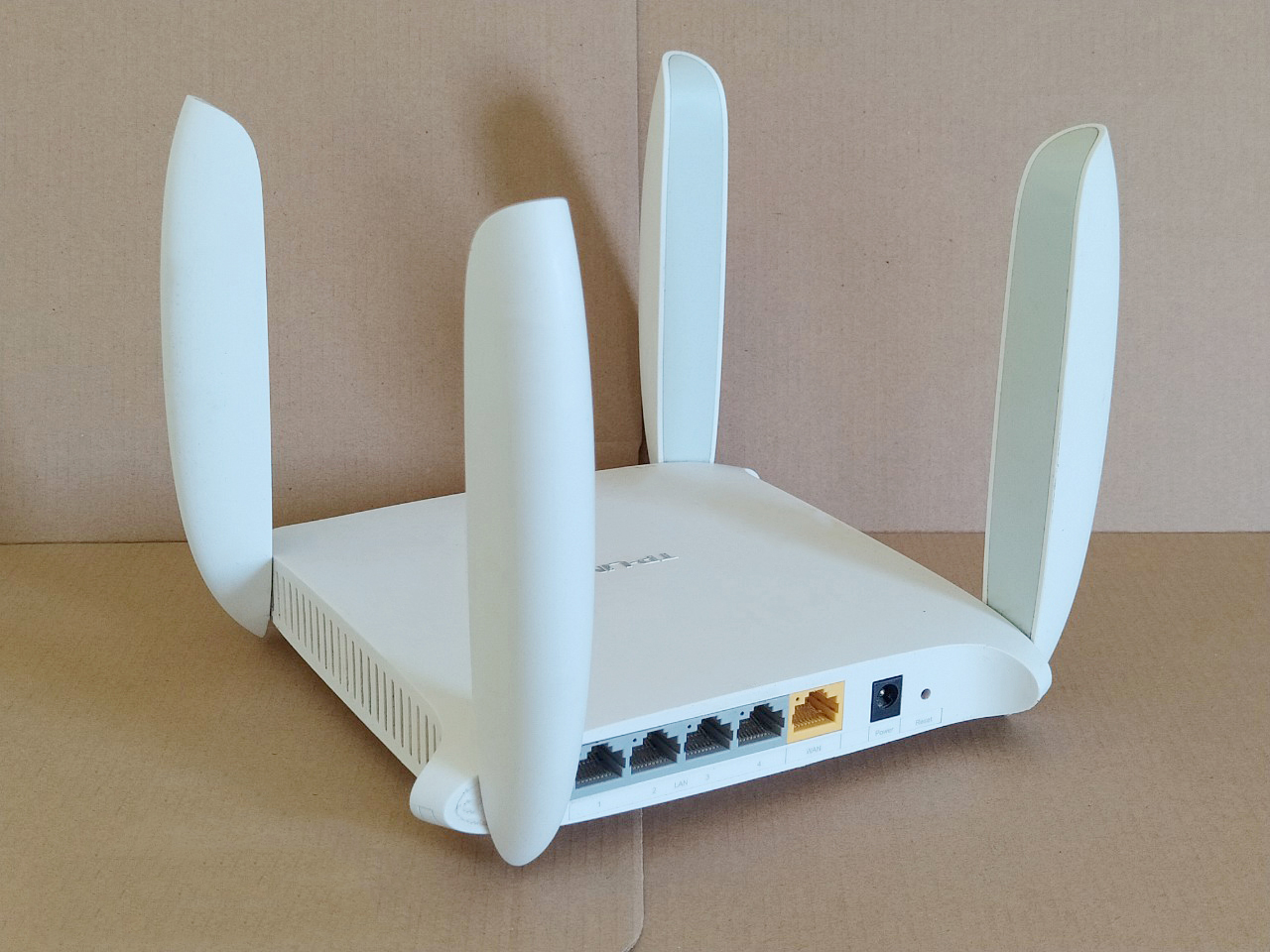 Bộ phát WiFi TP-LINK 4 Dâu WDR 6320 Băng tần kép tốc độ cao, hỗ trợ xuyên tường, cài đặt sẵn cắm vào là dùng được ngay