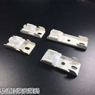 Bách lắp đặt thanh ray rèm cửa trên trần nhà 3K/c