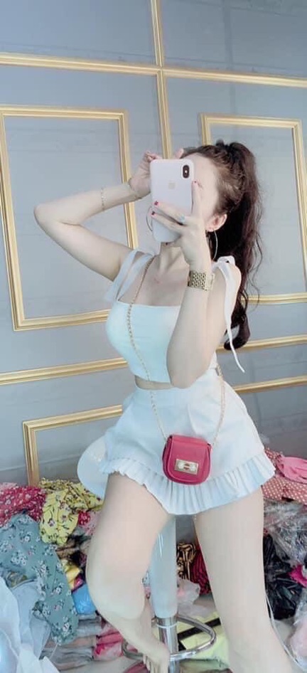 Sĩ set áo 2 dây ruy băng và chân váy xếp ly may kèm quần