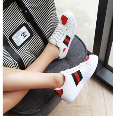 Combo: 2 đôi giày + 1 set quần áo