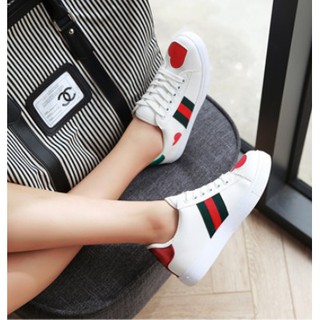 Combo: 2 đôi giày + 1 set quần áo