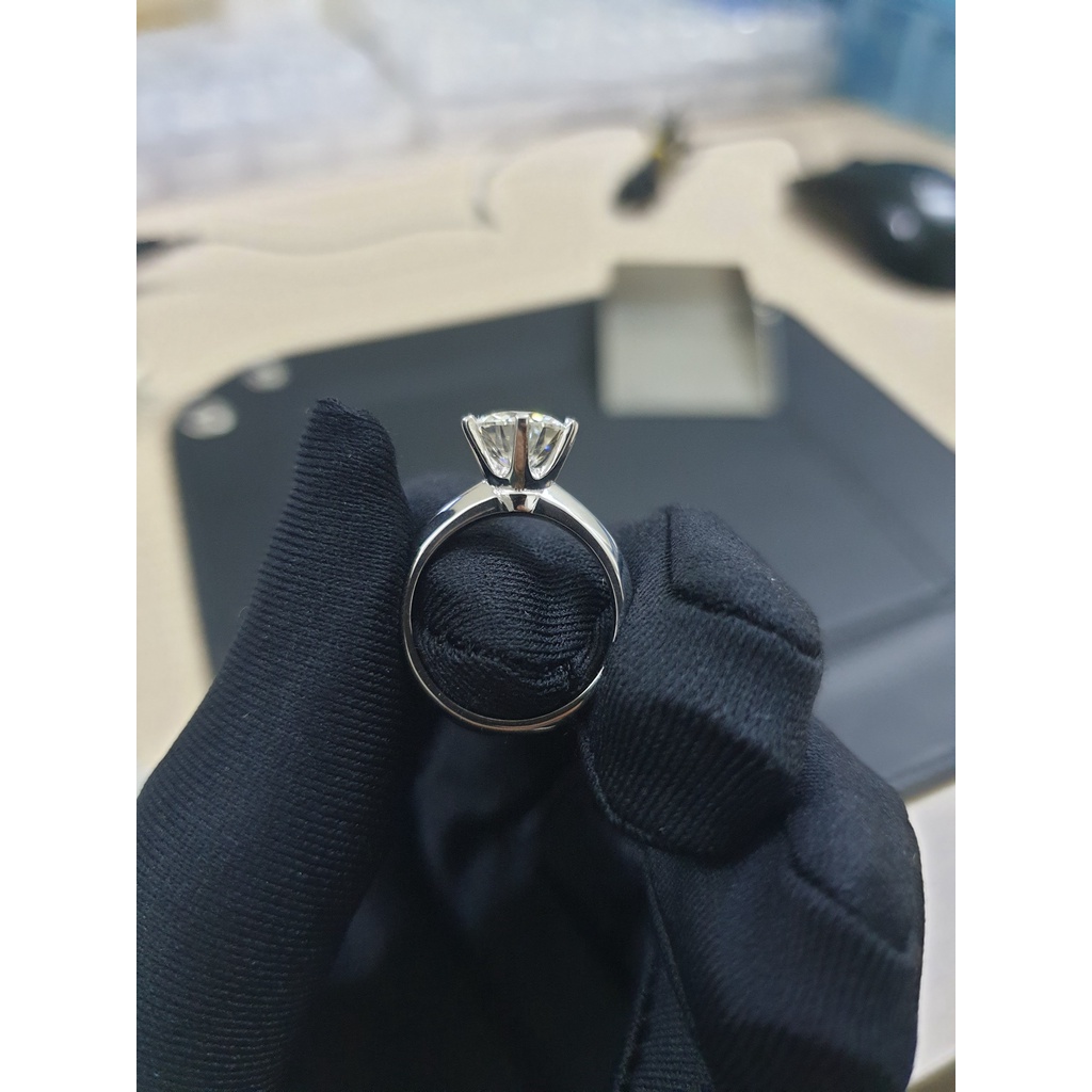 Nhẫn bạch kim chủ kim cương nhân tạo moissanite 8 ly