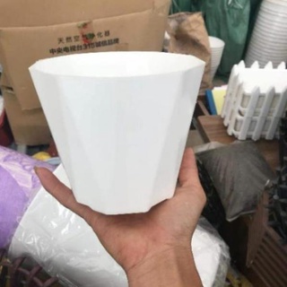 Chậu nhựa dáng kim cương trắng