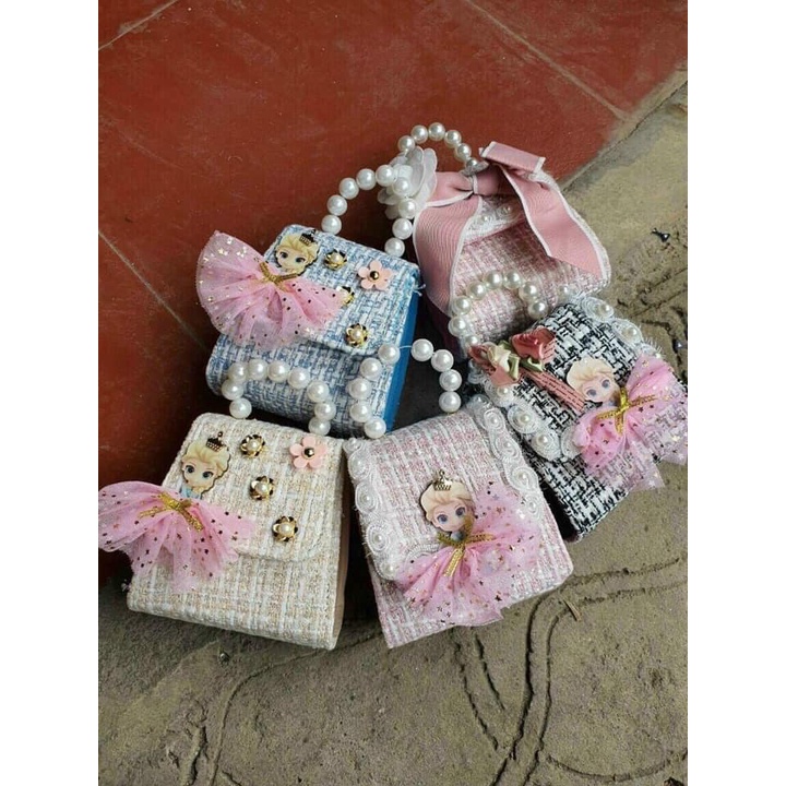 Túi đeo chéo cho bé họa tiết búp bê xinh xắn