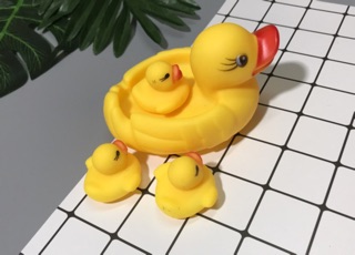 đàn vịt 1 mẹ 3 con thả bồn tắm cho bé