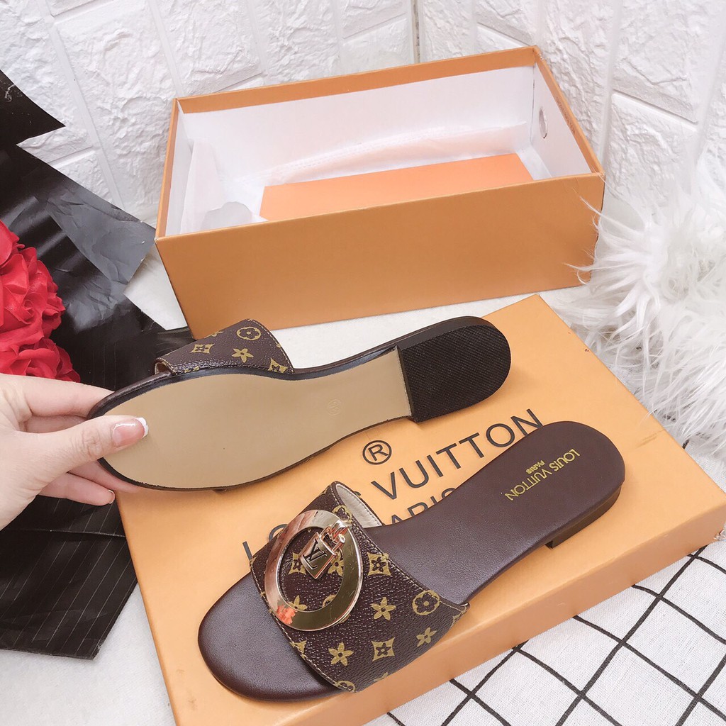 Dép lê quai ngang họa tiết nâu khuy tròn