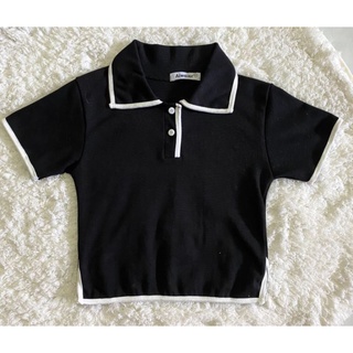 Áo croptop cổ bẻ phối viền nút