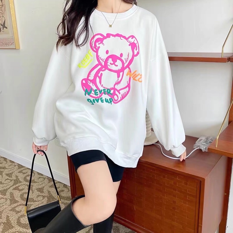 Áo nỉ cổ tròn, gấu hồng Moschino. | BigBuy360 - bigbuy360.vn