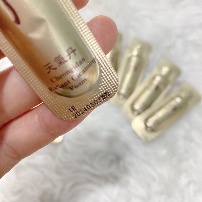 1 gói sữa rửa mặt tái sinh da Whoo Cheongidan Radiant Cleansing Foam 1ml - Chuẩn chính hãng LG