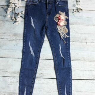 Quần jeans đính hoa nổi.